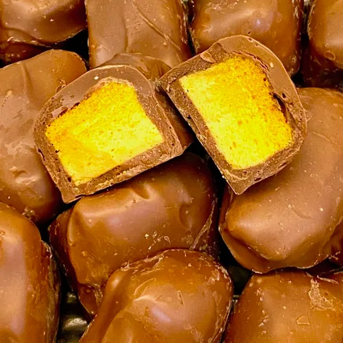Vista 2 de Caramelo de esponja de panal de chocolate con leche de Malibu, trozos crujientes de caramelo de panal sumergidos a mano en chocolate con leche