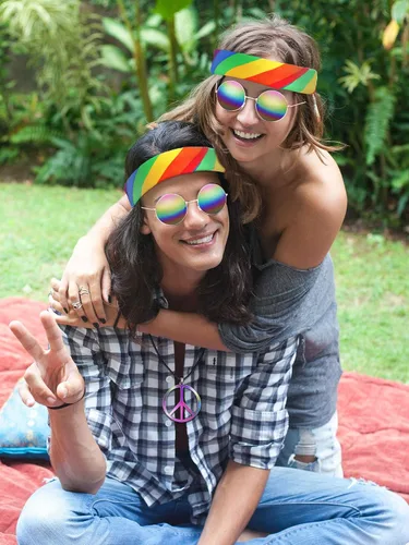 Vista 7 de Juego de 4 piezas de disfraz hippie con signo de paz, collares, lentes hippie, aretes, diadema de teñido anudado para mujeres, hombres y parejas