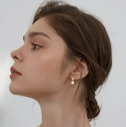 Vista 9 de VENOCO Pendientes de perlas delicadas para mujer, aretes de perlas barrocas de oro, aretes de aro de perlas elegantes de plata para novia
