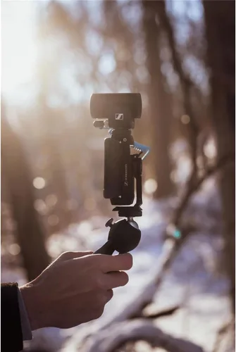 Vista 2 de Sennheiser Pro Audio Sennheiser Professional MKE 200 + Mobile Kit, Directional On-Camera Microphone with Smartphone Clamp & Manfrotto PIXI Mini