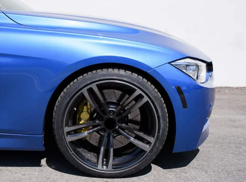 Vista 8 de iJDMTOY Marcas Laterales de Parachoques Delantero con Lente Fumada Negra Brillante Compatibles con BMW F30 F31 LCI Serie 3 320i 340i de 2016-2018