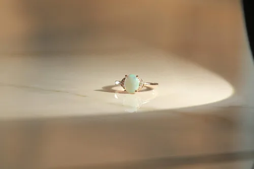 Vista 5 de Gin and Grace - Anillo de ópalo australiano natural de oro rosa de 10 quilates con diamantes reales para mujer, joyería de ópalo con forma ética