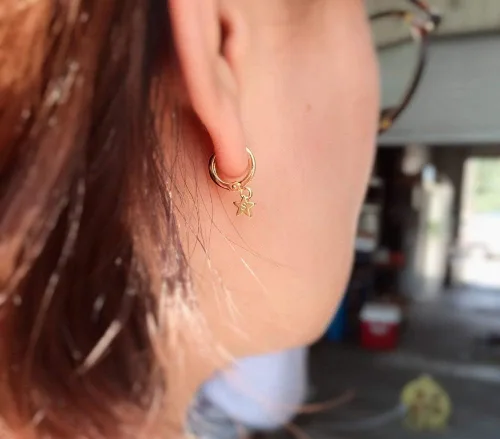 Vista 5 de Petite Boutique Aretes con iniciales de estrella pequeña, chapados en oro de 16 quilates, regalo personalizado, delicado estampado a mano, delicados