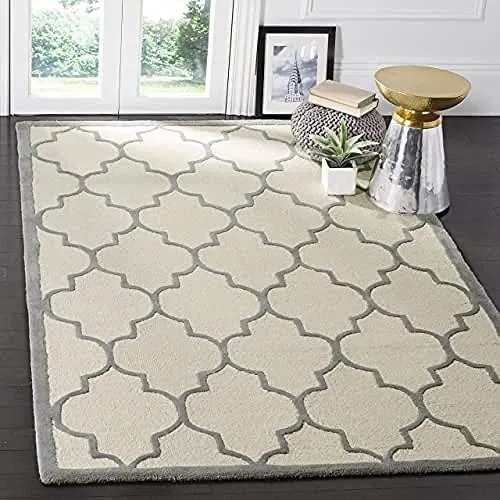 Vista 103 de Tapete Safavieh de la colección Cambridge, modelo CAM134X, hecho a mano, de lana de primera calidad, formas geométricas marroquíes, color gris