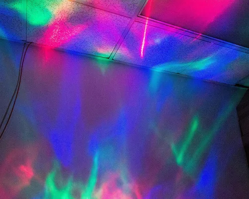 Vista 4 de Lámpara de proyección de luz de diamante colorido relajante con altavoz por Electronix Express