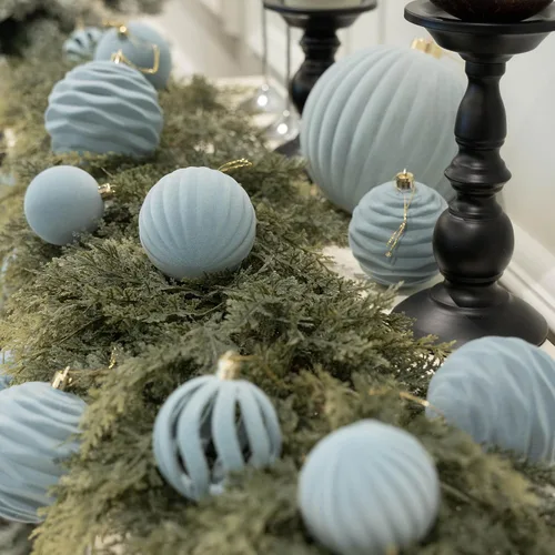 Vista 5 de Adornos de terciopelo de 3.15 pulgadas para árbol de Navidad, juego de 12 Azul empolvado