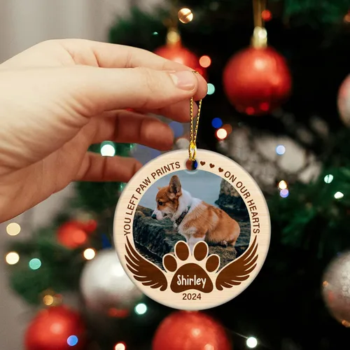 Vista 6 de Huellas de pata que dejaste en nuestros corazones Adorno 2025, Adornos personalizados para perros para árbol de Navidad, Adorno de cerámica