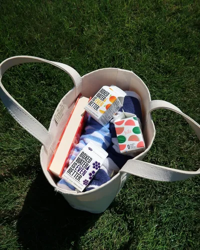 Vista 4 de Agua en caja de 8.5 onzas (paquete de 24) – Mora azul en cajas, sin BPA, cartones rellenables, alternativa sostenible al agua embotellada