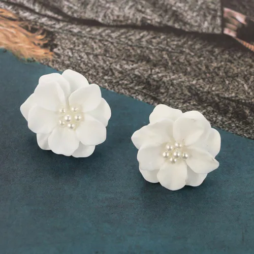 Vista 8 de Exaggeration - Aretes bohemios de perlas para mujer, flor de camelia, perlas blancas, aretes de tuerca Blosson, regalos de joyería de boda