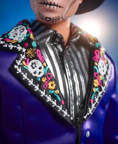 Vista 4 de Barbie Signature Ken Fashion Muñeca, 2023 Dia de Muertos coleccionable con chaqueta azul, sombrero negro y soporte para muñeca