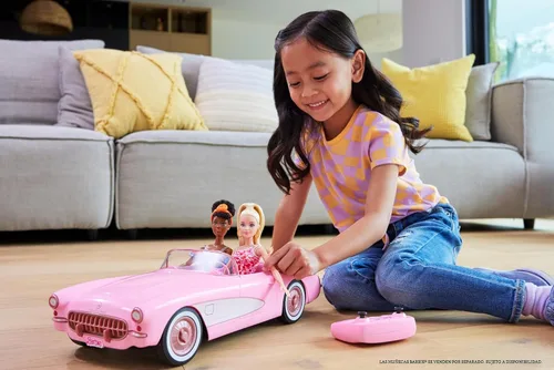Vista 2 de Barbie Hot Wheels RC Corvette from The Movie, auto de juguete con control remoto de función completa con capacidad para 2 muñecas
