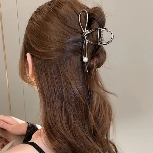 Vista 4 de Pinzas de metal grandes para el cabello con diseño de lazo negro y perlas blancas, pinzas antideslizantes para mujeres y niñas, agarre fuerte