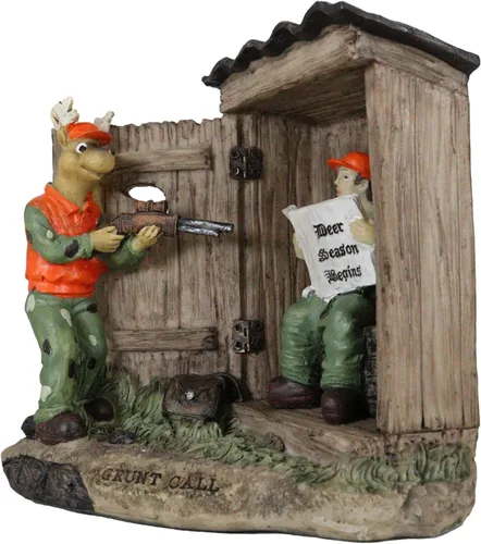 Vista 7 de Ebros Gift 'Gotcha!' Rústica Vida Silvestre Caza Ciervo con Rifle Capturando a un Cazador Conmocionado Leyendo Periódico en Cabaña Outhouse Figurita