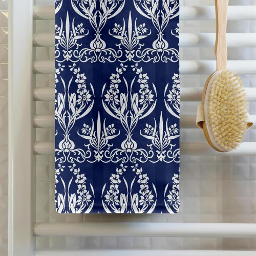 Vista 2 de Toalla de mano de damasco floral de estilo rústico francés 3D rosa en azul, 15 x 22 pulgadas