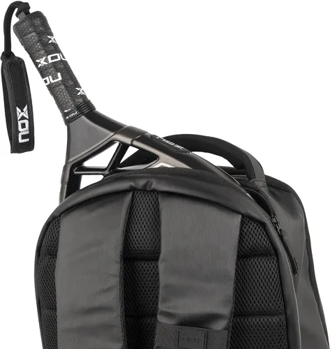 Vista 6 de NOX Padel Backpack PRO SERIES Protección acolchada para raqueta y portátil de capacidad 28L Bolsillo ventilado para calzado y correas acolchadas