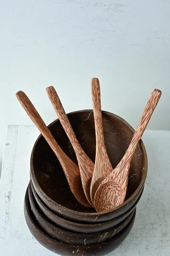 Vista 7 de Juego de 2 cuencos y cucharas de coco natural, pulido con aceite de coco, duradero, ligero, útil, cuenco grande de madera para ensaladas, desayuno