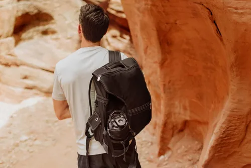 Vista 2 de NCAA Virginia Cavaliers Turismo Mochila hielera con portador de botella de agua - Mochila enfriadora suave - Bolsa enfriadora de viaje