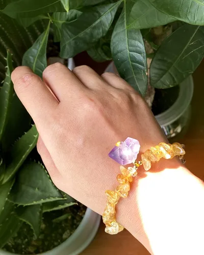 Vista 2 de Jewever Chip Reiki - Pulsera de cristal de cuarzo rosa con amatista cruda para mujer, cristales curativos y piedras preciosas para yoga, meditación