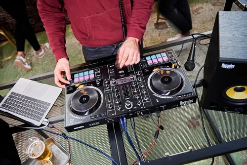 Vista 9 de Hercules DJControl Inpulse 500-2-Deck DJ Controller para Serato y DJUCED