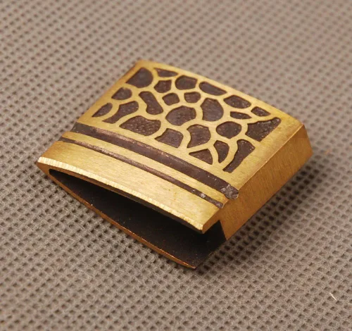 Vista 4 de Collar de espada de latón Habaki para espadas samuráis japonesas reemplazo patrón de leopardo