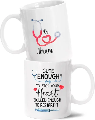 Vista 8 de Taza de café personalizada con nombre "A Truly Great Doctor Is Hard To Find And To Forget", taza de té con estetoscopio, taza de cerámica