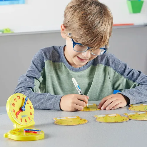 Vista 2 de Learning Resources ¡Acerca del tiempo! Juego de actividades grupales, juego de aula, 6 relojes de escritura y limpieza