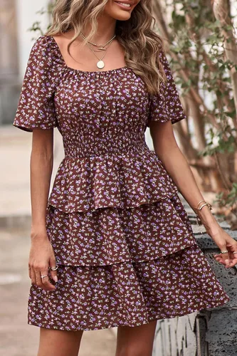 Vista 4 de PRETTYGARDEN Vestido corto de verano floral 2023 para mujer, cuello cuadrado, manga corta, escalonado, con volantes, bohemio, con vuelo