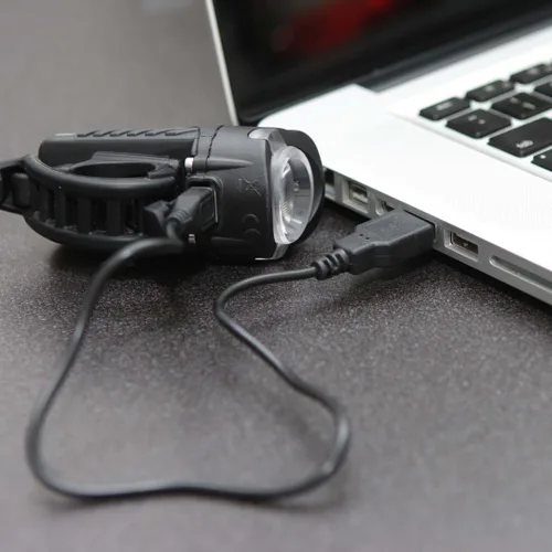 Vista 4 de NiteRider Swift 500 - Luz delantera para bicicleta Vmax+ 150 luces traseras para bicicleta, paquete combinado - USB recargable faro de bicicleta LED