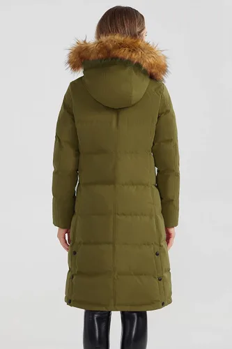 Vista 2 de Orolay Chaqueta de plumón para mujer, abrigo largo de invierno, chaqueta acolchada a prueba de viento con capucha de piel, Blanco