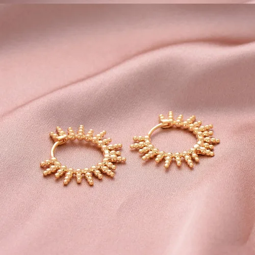 Vista 4 de VACRONA - Aretes tipo arracada de aro para mujer, chapados en oro de 14 quilates, diseño de Huggie