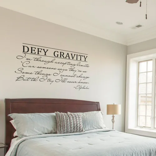 Vista 2 de DEFY GRAVITY vinilo adhesivo de pared inspirado con cita de Elphaba con letras de pared para pared, diseño de pared, color blanco Matte removable