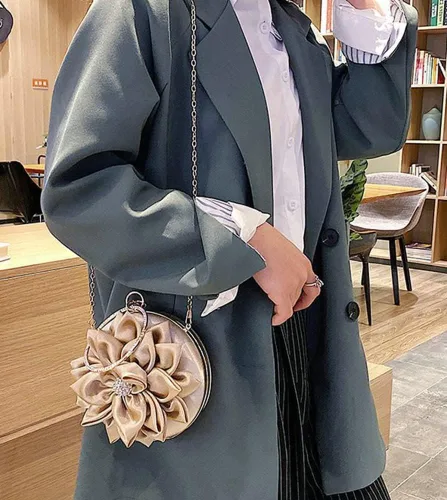 Vista 3 de Obosoyo Bolso de mano con diamantes de imitación en forma de flor para mujer, bolso redondo de satén suave, bolso de mano para fiesta de boda, bolso