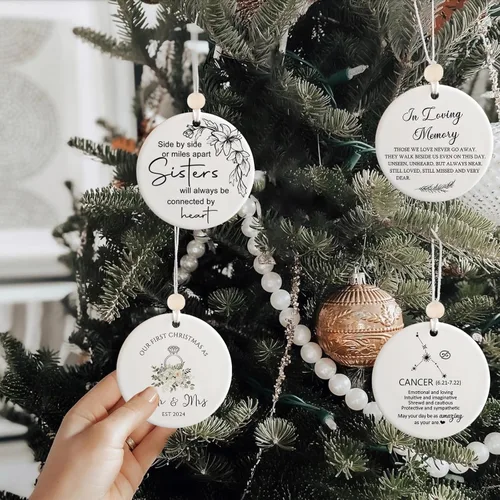 Vista 3 de Adorno de Navidad con texto en inglés "Our First Christmas Just Married", regalo de boda único para recién casados, adorno de Navidad de Mr & Mrs