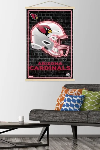 Vista 2 de Trends International NFL Arizona Cardinals - Póster de pared con casco neón, 22.37 x 34.00 pulgadas, impresión prémium y colgador de madera de haya