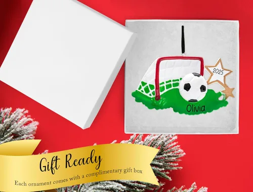 Vista 3 de Adorno Navideño Personalizado de Fútbol 2025 Pelota de Fútbol con Estrellas Doradas, Césped y Red de Portería para Árbol de Navidad - Regalo