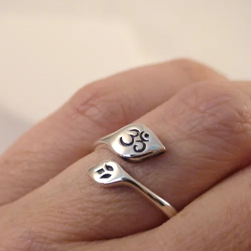 Vista 4 de FashionJunkie4Life Anillo ajustable de plata de ley con flor de loto y símbolo de Om, joyería de yoga Ohm Namaste, Metal