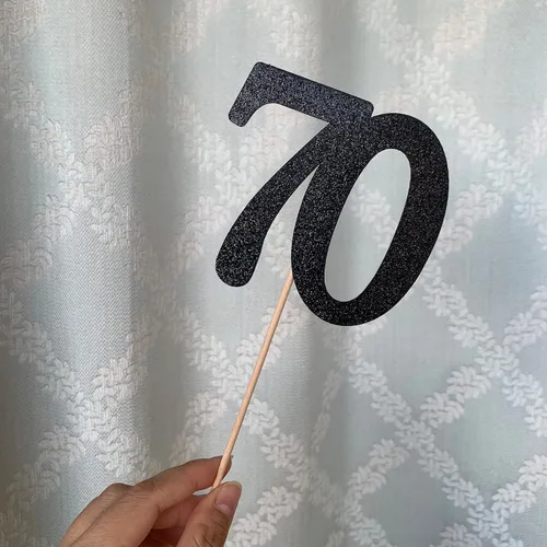 Vista 6 de Paquete de 10 palitos de centro de mesa de aniversario con purpurina de doble cara para cumpleaños número 70, decoración de mesa para cumpleaños
