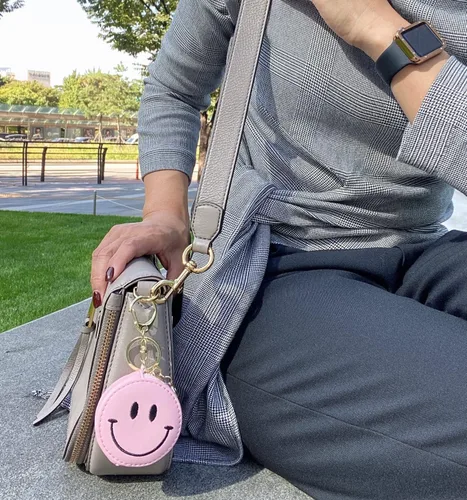 Vista 3 de HOLAWIT Monedero con cremallera y diseño de cara feliz, con diseño de sonrisa positiva, con llavero de piel sintética suave, Rosado, Monedero