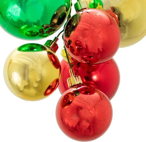 Vista 4 de Clásicos racimos de bolas de Navidad con adornos rojos, dorados y verdes, 6 juegos por caja