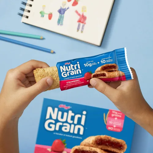 Vista 7 de Barras de desayuno Nutri-Grain, hechas con granos enteros de 0.35 oz, barras de aperitivos, fresa, caja de 10.4 onzas (8 unidades)