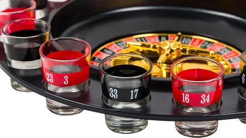 Vista 4 de BETTERLINE Juego de cartas de póquer y ruleta de vaso de chupito - Rueda giratoria, 2 bolas y 16 vasos de chupito - Casino Juegos de fiesta