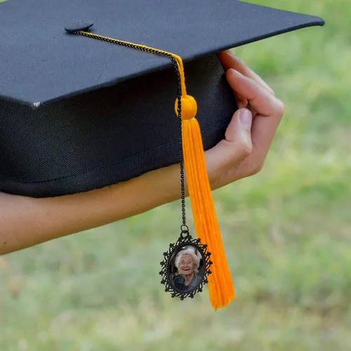 Vista 4 de AILIN Borla de graduación personalizada 2024 Oval Antique Photo Charm Clase de 2023 Regalos universitarios para él y ella, Metal, No es una piedra
