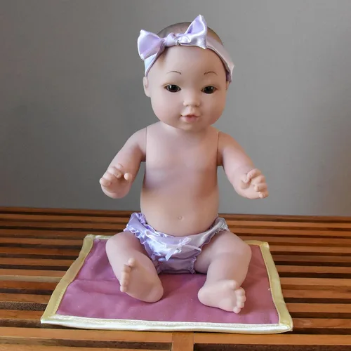Vista 2 de Constructive Playthings Muñeca de bebé tierna de 12 pulgadas, asiática con manta, modelo: UNI-204