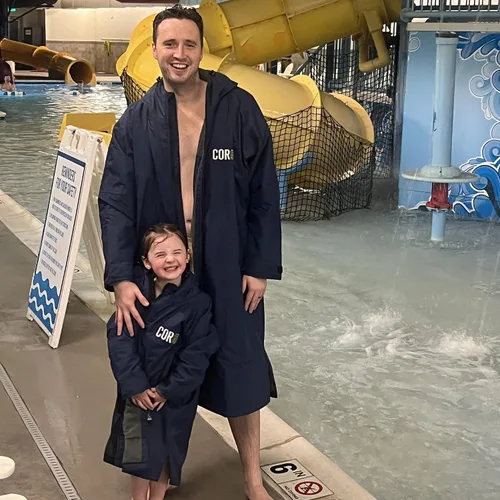 Vista 26 de COR Surf Swim Parka for Youth and Adults Heavy-Duty Weatherproof Swimming Jacket with Size Options for Men, Women and Kids