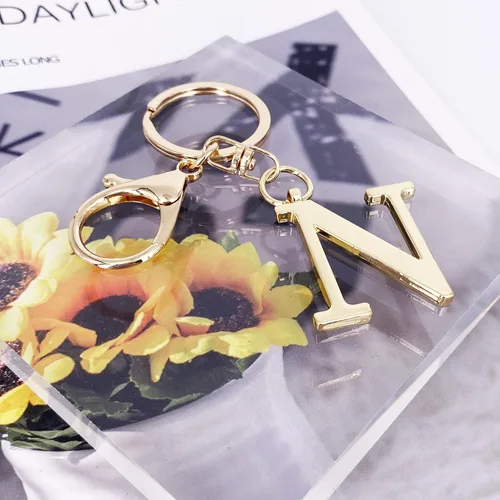 Vista 4 de Llavero de letra A-Z dorado para mujeres y hombres, bolso de mano de metal con letra inicial del alfabeto