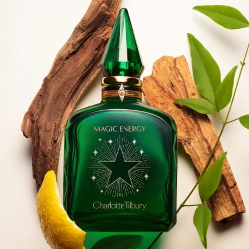 Vista 5 de Charlotte Tilbury Magic Energy Eau De Parfum – Perfume de madera que aumenta las emociones enriquecido con aceite derivado de forma natural, aroma
