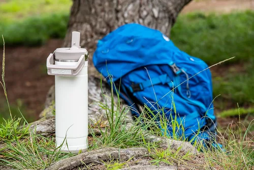 Vista 3 de Pelican Hydration Pelican Pacific™ - Vaso aislado al vacío de 26 onzas, acero inoxidable reciclado de doble pared de viaje con doble tapa, botella