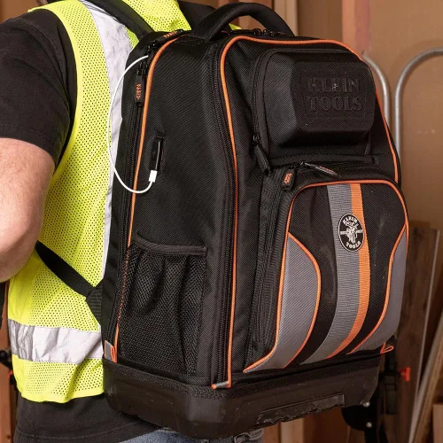 Vista 10 de La mochila Klein Tools 62805BPTECH Tradesman Pro Extra-Large Tech Tool Backpack con 28 bolsillos, bolsa para herramientas para laptop con fondo