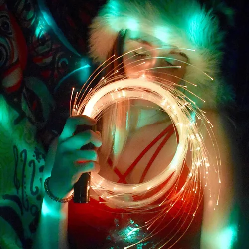 Vista 3 de Dance Whip - Látigo de fibra óptica LED recargable de 6 pies con 7 colores y 4 modos brillantes, flujo perfecto para baile, fiestas, regalo