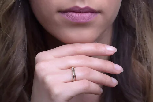 Vista 8 de Elegante joyero Anillo Trinity de 11 diamantes para mujer en oro macizo 9k, 14k y 18k, anillo de oro tricolor con diamantes, tres colores oro banda